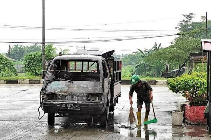 Suzuki Carry Pikap yang terbakar usai menabrak trotoar hingga tubuh pengemudi ikut hangus di Timbang Deli, Medan Amplas, Medan, Sumatera Utara