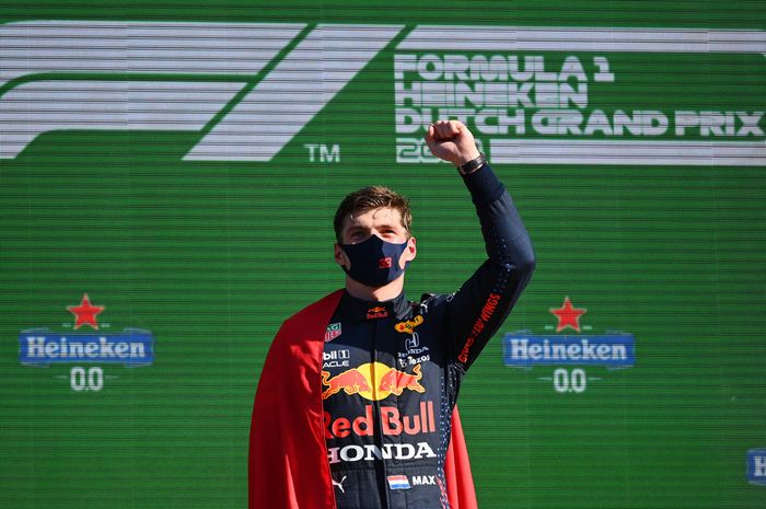 Max Verstappen rasakan luapan emosi kesenangan saat berhasiil meraih kemenangan pada F1 Belanda di sirkuit Zandvoort (5/9). 