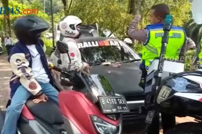 Pengendara Yamaha NMAX yang ditangkap polisi karena hendak mengakali ganjil genap di Puncak, Bogor, Jawa Barat