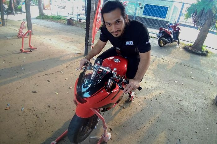Rachmat Alrasyid alias Acid,&nbsp;gara-gara bosan saat pandemi, kini seriusi bantu pembalap muda Indonesia lewat Alrasyid Indo Racing (AIR).