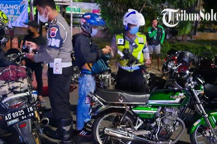 Satlantas Surakarta menghukum pengendara  dengan knalpot brong