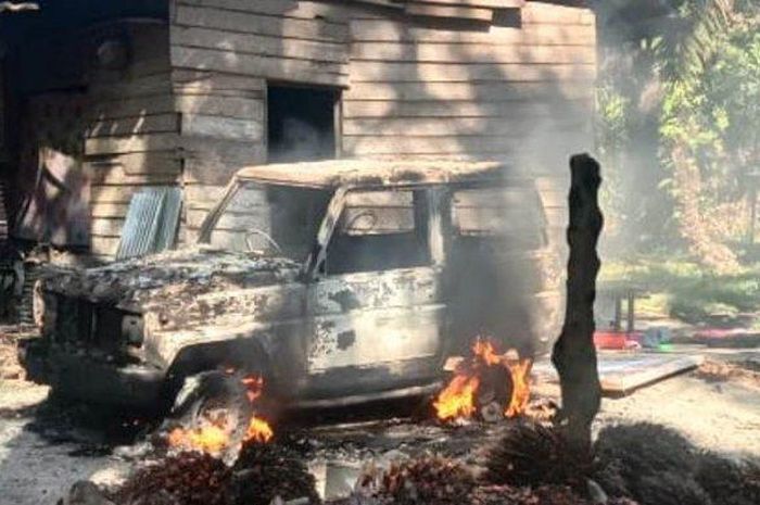 Daihatsu Taft dibakar massa saat bentrokan dua kelompok akibat sengketa kebun kelapa sawit seluas 200 hektar di Kampar, Riau