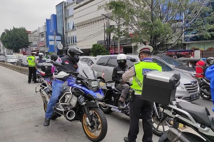 Rombongan moge ditilang setelah menerobos jalur TransJakarta di daerah Cideng, Jakarta Pusat(Dok. @tmcpoldametro)  