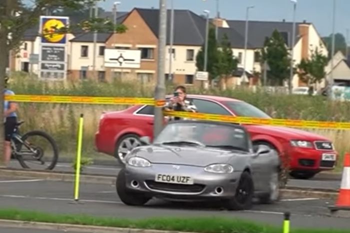 Aksi Mazda MX-5 Miata NB slalom