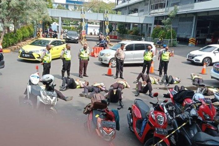 Foto yang bikin geger dengan narasi anggota Polantas Polda Metro Jaya dijemur akibat pungli jalanan hingga Rp 2 juta