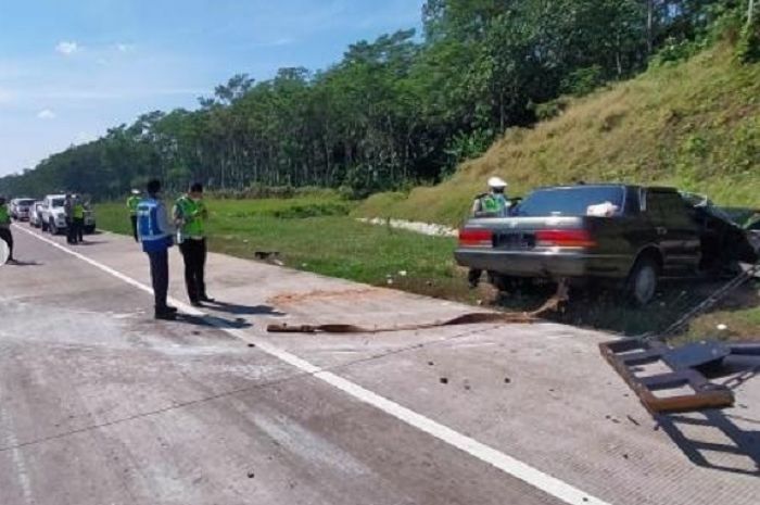 Toyotaa Crown yang ditumpangi Letkol Kav Henry Napitupulu terlibat kecelakaan di jalan tol