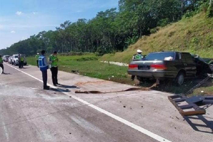 Toyotaa Crown yang ditumpangi Letkol Kav Henry Napitupulu terlibat kecelakaan di jalan tol