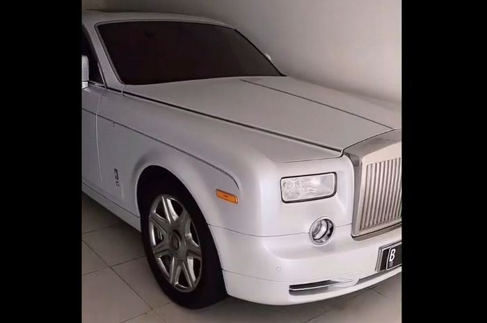 Rolls-Royce Phantom milik Agnes Jennifer.