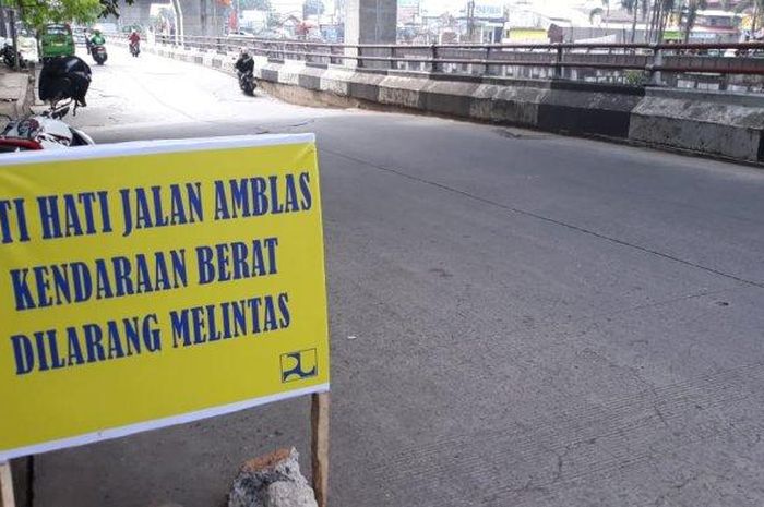 Jalan amblas di Jalan Sholeh Iskandar Kota Bogor, tepatnya di Simpang menuju arah Jalan Raya Cilebut. 
