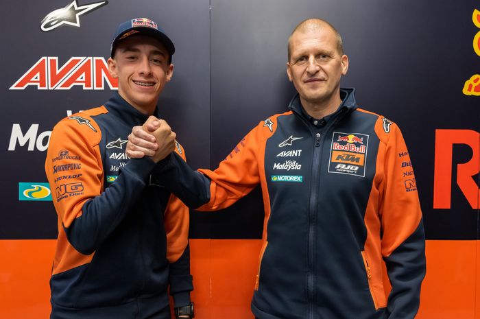 Pedro Acosta (kiri) bersalaman dengan Aki Ajo, pemilik tim Red Bull KTM Ajo dan merekrutnya untuk Moto2 2022. 