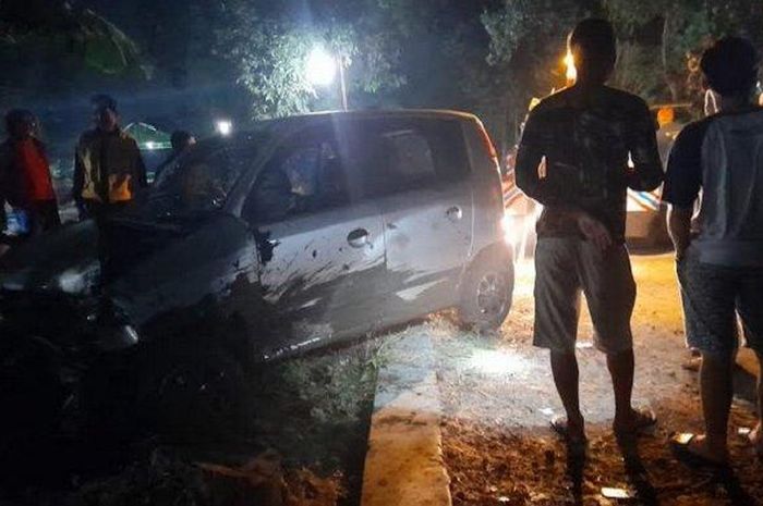 Hyundai Atoz berisi empat pemuda mabuk dari karaoke tabrak pagar makam di dusun Nglinggo, desa Buran, Tasikmadu, kabupaten Karanganyar, Jateng