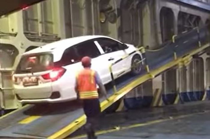 Honda Mobilio kewalahan nanjak di ramp door kapal