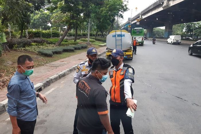 Dua oknum Suku Dinas Perhubungan Jakarta Pusat ketika memeras sopir bus rombongan vaksinasi di Cempaka Putih, Jakarta Pusat