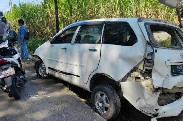 Daihatsu Xenia yang ditabrak mobil misterius dari belakang di Sempalwadak, Tajinan, kabupaten Malang, Jatim