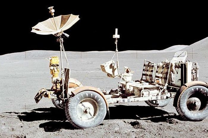 Lunar Roving Vehicle atau Moon Buggy yang mendarat di bulan.