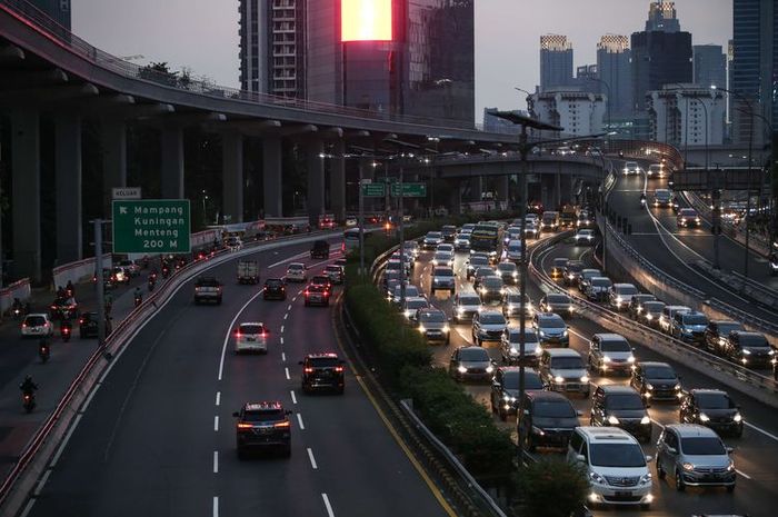 Lalu lintas kendaraan di Tol Dalam Kota Jakarta, (16/9/20) lalu