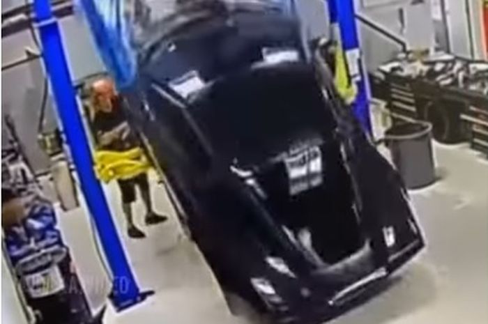 Chevrolet Corvette C6 jatuh dari lifter