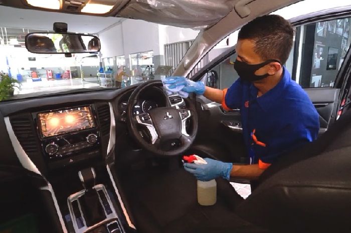 Ilustrasi  penyemprotan cairan disinfektan di kabin mobil