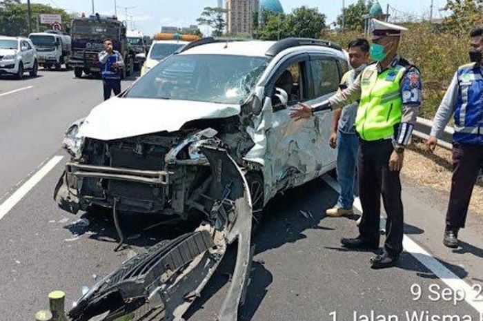 Suzuki Ertiga yang mental dan terseret truk tronton 20 meter di tol Gunungsari KM 16/A, Surabaya, Jatim