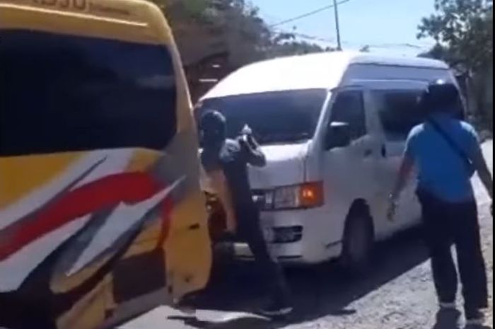 Rekaman video aksi pengadangan Toyota HiAce yang dibajak dan dilarikan ODGJ dari Banyuwangi ke Situbondo, Jawa Timur