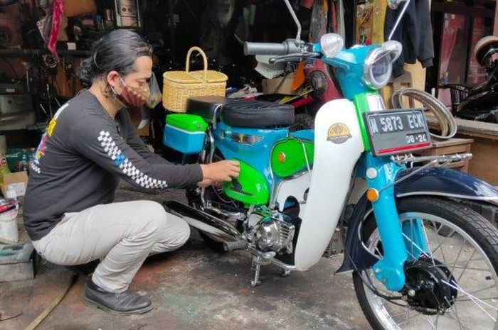 Restorasi Honda C70 menjadi motor listrik