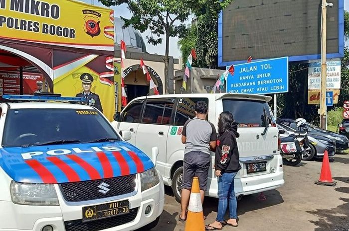 Ambulans palsu dicegat polisi usai nekat lawan arah demi lolos ganjil genap di puncak Bogor