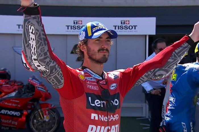 Pembalap Ducati, Francesco Bagnaia, berekspresi setelah memenangi balapan MotoGP Aragon di Sirkuit MotorLand, Minggu (12/9/2021).
