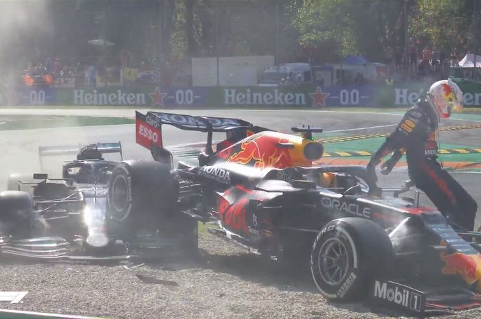 Lewis Hamilton dan Max Verstappen bertabrakan di tikungan kedua sirkuit Monza pada balapan F1 Italia di lap ke-26. 