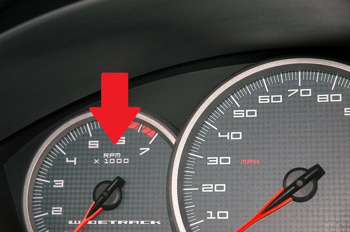 Mengenali arti singkatan RPM di tachometer, ada dua versi, mana yang benar?