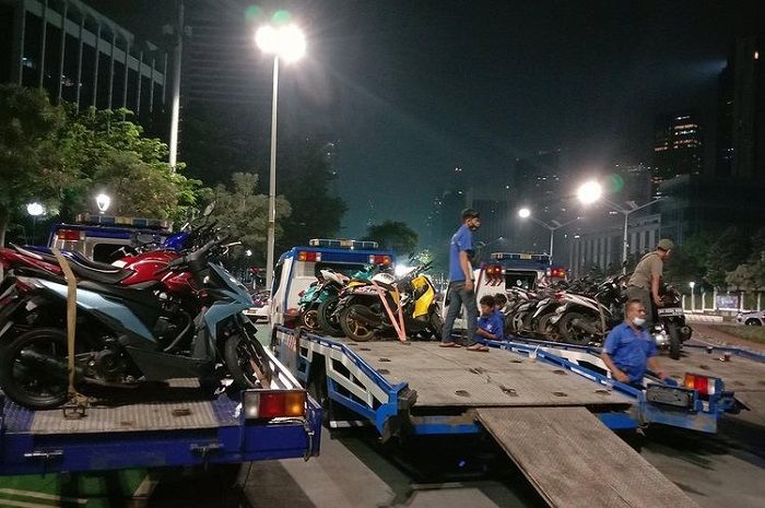 Ratusan motor berknalpot brong diciduk polisi saat pemberlakuan Crowd Free Night Jakarta.