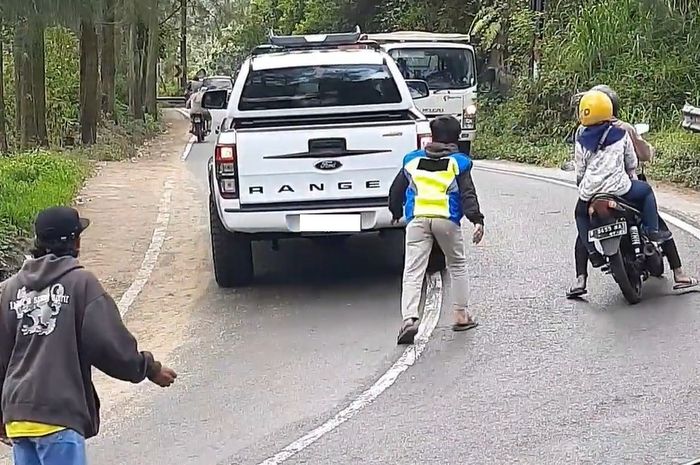Ford Ranger gagal nanjak di Tanjakan Suro Rowo arah Gunung Bromo via Nongkojajar, Malang, Jawa Timur.