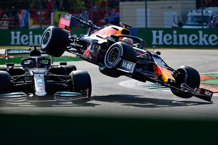 Crash Max Verstappen dan Lewis Hamilton di F1 Italia 2021