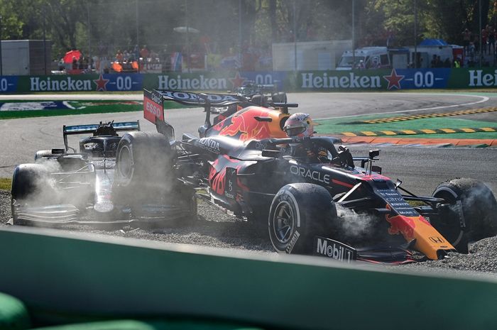 Crash Max Verstappen dan Lewis Hamilton
