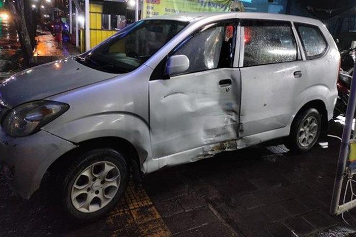 Pintu kiri depan Toyota Avanza ringsek akibat potong jalan seenaknya di Lelateng, Negara, Jembrana, Bali