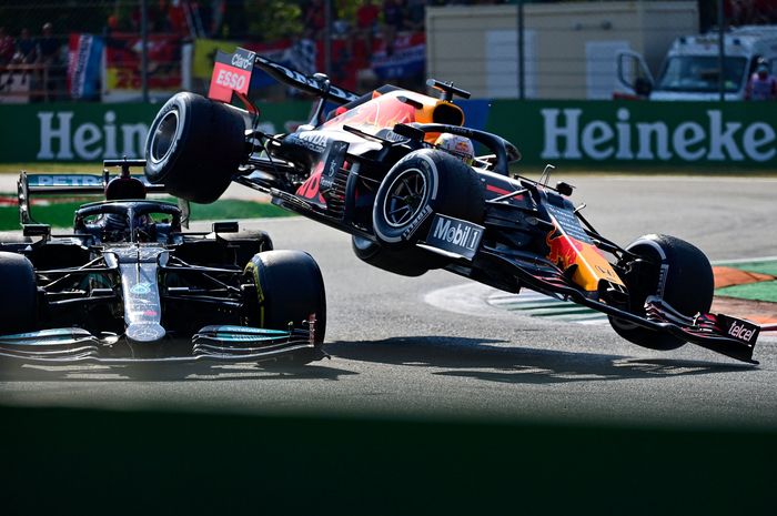 Insiden mengerikan Max Versappen dan Lewis Hamilton pada saat lap ke-26 balapan F1 Italia 2021 di sirkuit Monza (12/9). 