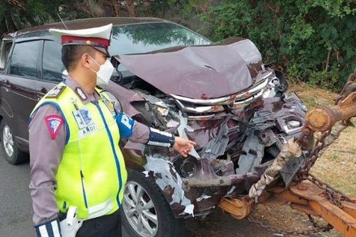 Toyota Avanza yang diderek usai depan belakang remuk karena kecelakaan beruntun di tol Satelit-Perak KM 6/400 B