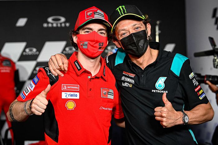 Campur tangan Valentino Rossi (kanan) bikin Francesco Bagnaia (kiri) kalahkan Marc Marquez jadi juara MotoGP Aragon 2021