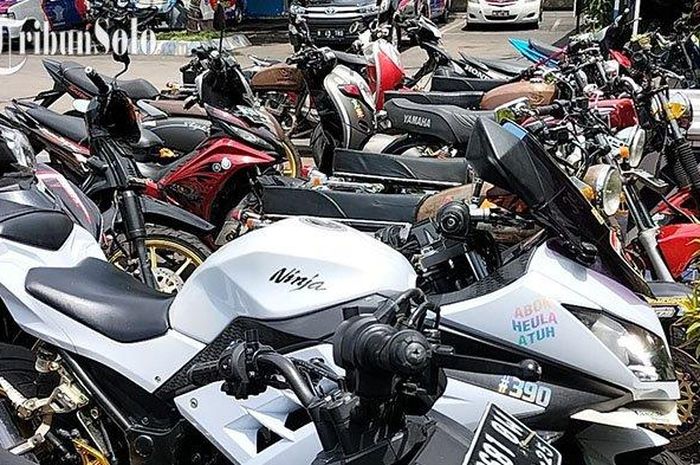 Ratusan motor yang terdiri dari Ninja 250, CB100, hingga RX-King ngandang di halaman Mako Satlantas Polres Boyolali. 