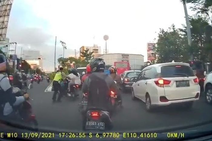 Video viral polisi diduga mendorong pemotor sampai jatuh