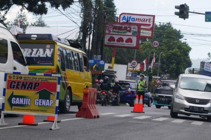 Ilustrasi penerapan aturan ganjil-genap di Kawasan Witasa Lembang, Kabupaten Bandung Barat, Jawa Barat.