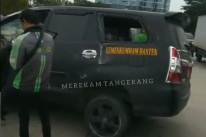 Toyota Kijang Innova milik Kanwil Kemenkumham Banten laka tunggal di Green Lake, Cipondoh, Tangerang