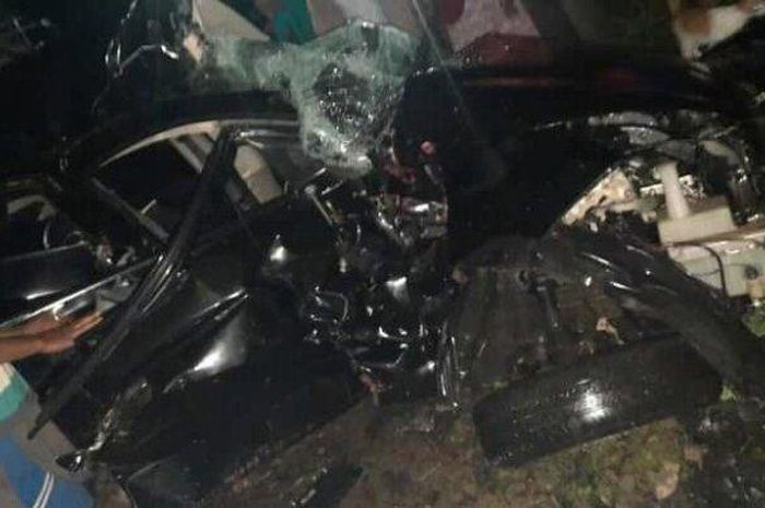 Mitsubishi Mirage hancur lebur ditabrak kereta api