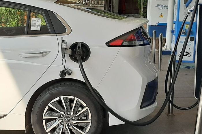 Ilustrasi proses charge mobil listrik Hyundai Ioniq. 