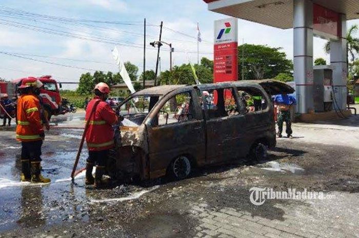 Daihatsu Espass terbakar di halaman SPBU desa Godean, Loceret, Nganjuk, Jawa Timur