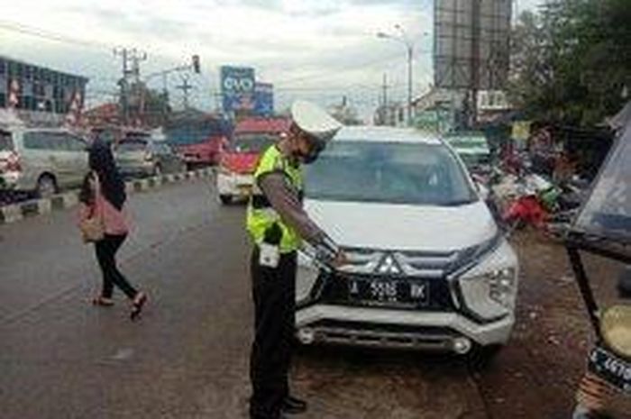 Mitsubishi Xpander yang menggunakan pelat nomor kendaraan roda dua di Ciruas, kabupaten Serang, Banten
