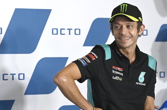 Valentino Rossi menyambut balapan MotoGP San Marino 2021 dengan sangat tertantang. Gimana helm spesial?