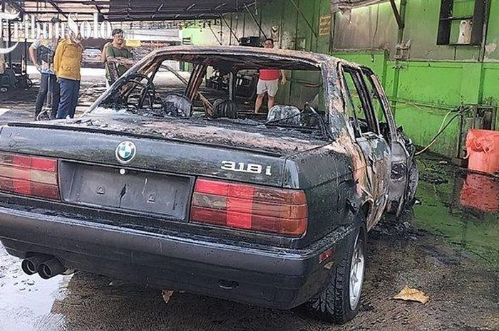 BMW 318i tahun 1991 yang terbakar di cucian mobil kawasan Jajar, Laweyan, kota Solo, Jawa Tengah