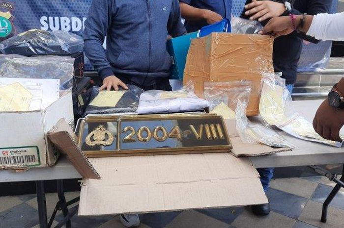 Barang bukti penangkapan sindikat pemalsu pelat nomor pejabat DPR RI dan polisi