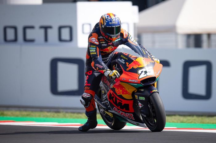 Pembalap Red Bull KTM Ajo, Raul Fernandez sukses merajai balapan Moto2 San Marino 2021, yang digelar pada Minggu (19/9).