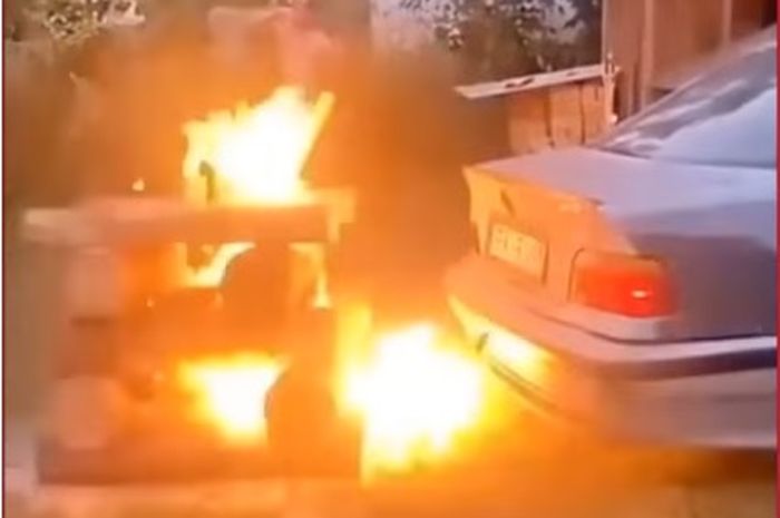 Knalpot BMW lawas menyemburkan api seperti flame thrower